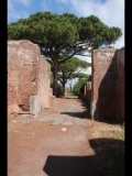 01090 ostia - regio ii - via dei vigili - blick von der decumanus maximus ri norden - 2016.jpg